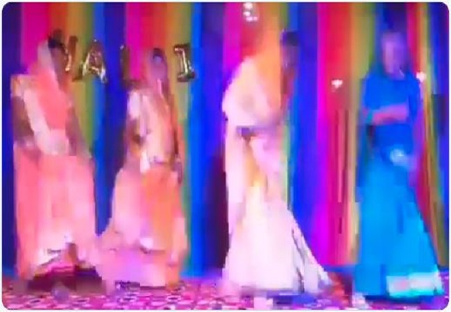 डांस करते-करते महिला को आया हार्ट अटैक, स्टेज पर ही तोड़ा दम, देखें Viral Video