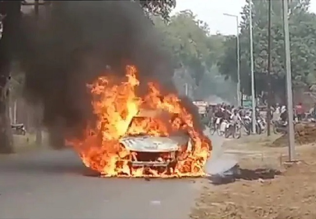 UP News : कौशांबी में सड़क पर चलती कार अचानक बनी आग का गोला, 2 लोगों ने कूदकर बचाई जान