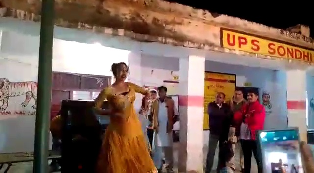 महराजगंज:सरकारी स्कूल में बार बाला ने किया धमाकेदार डांस,हुई कार्रवाई-वीडियो