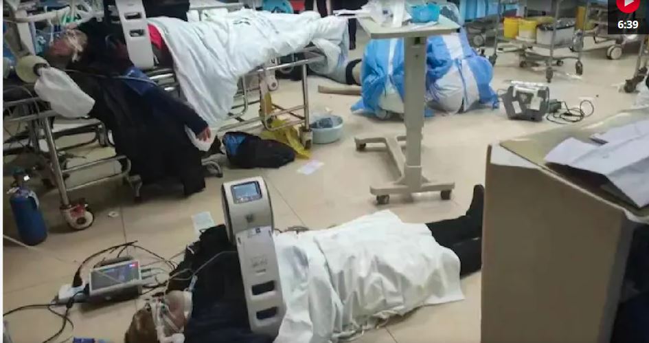 चीन में कोरोना ​के तांडव का Video देख दहल जाएगा आपका दिल ,फर्श पर लेटे मरीज और बेहोश होते दिखे डॉक्टर