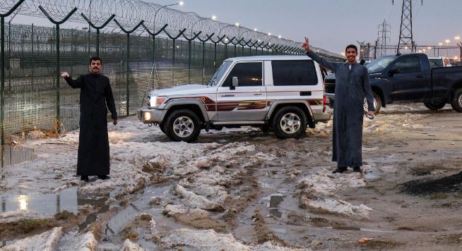 Kuwait hail storm : रेगिस्तानी कुवैत सर्दियों में सफेद हो गया, दुर्लभ ओलावृष्टि से प्रभावित शहर