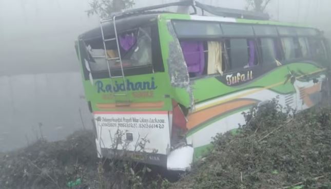 Sitapur News: छत्तीसगढ़ जा रही बस अनियंत्रित होकर खड्ढे में गिरी, 20 यात्री हुए घायल