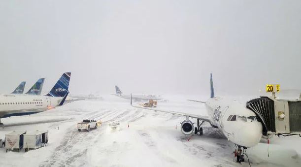 America Snowfall : अमेरिका में हिमपात के चलते 2,000 से अधिक उड़ानें रद्द, यात्री ट्रेन सेवाओं को रद्द करना पड़ा
