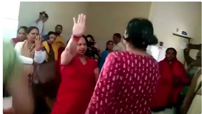 सीतापुर सीएचसी में ठुमके लगाती नजर आईं नर्सें, तमाशबीन बने मरीज, देखें viral video
