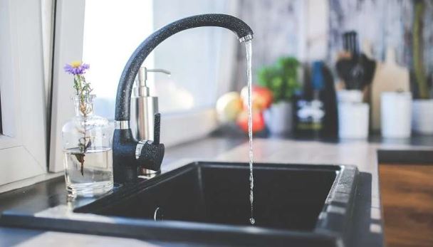 Vastu Tips : घर में पानी को ले कर बन जाता है वास्तु दोष, जानिए इसको दूर करने के उपाय