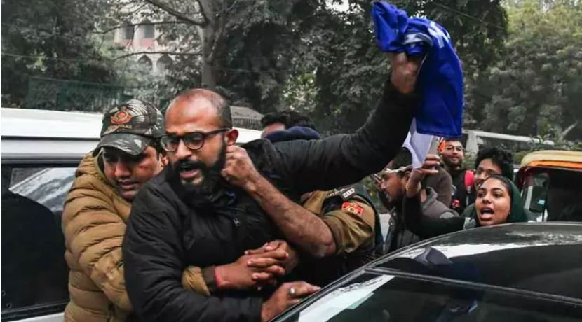 BBC Documentary Controversy : दिल्ली यूनिवर्सिटी के बाहर लगाई गई धारा- 144, हिरासत में प्रदर्शनकारी छात्र