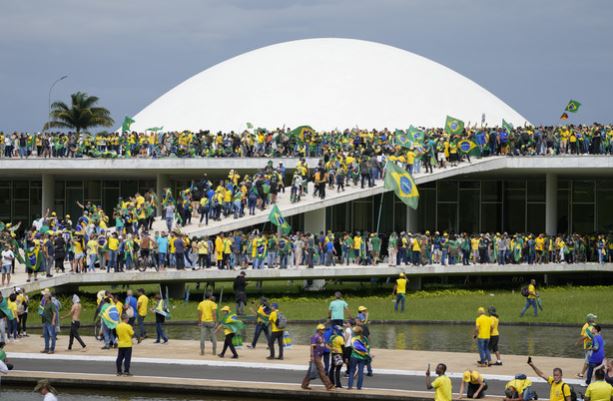 Brazil : ब्राजील के पूर्व राष्ट्रपति के समर्थकों ने कांग्रेस, सुप्रीम कोर्ट पर धावा बोल दिया,खूब उत्पात मचाया