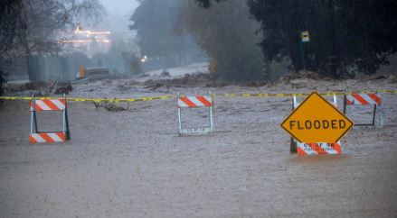 California Floods and Landslides : कैलिफोर्निया में बाढ़ और भूस्खलन से भारी तबाही, बिजली आपूर्ति बाधित हो गई
