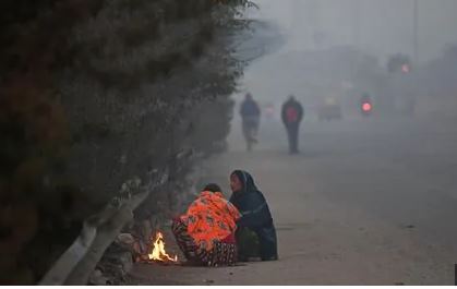 Delhi Weather Today: दिल्ली में ठंड का सितम, हाड़ कंपा देने वाली ठंड ने तोड़ा रिकॉर्ड