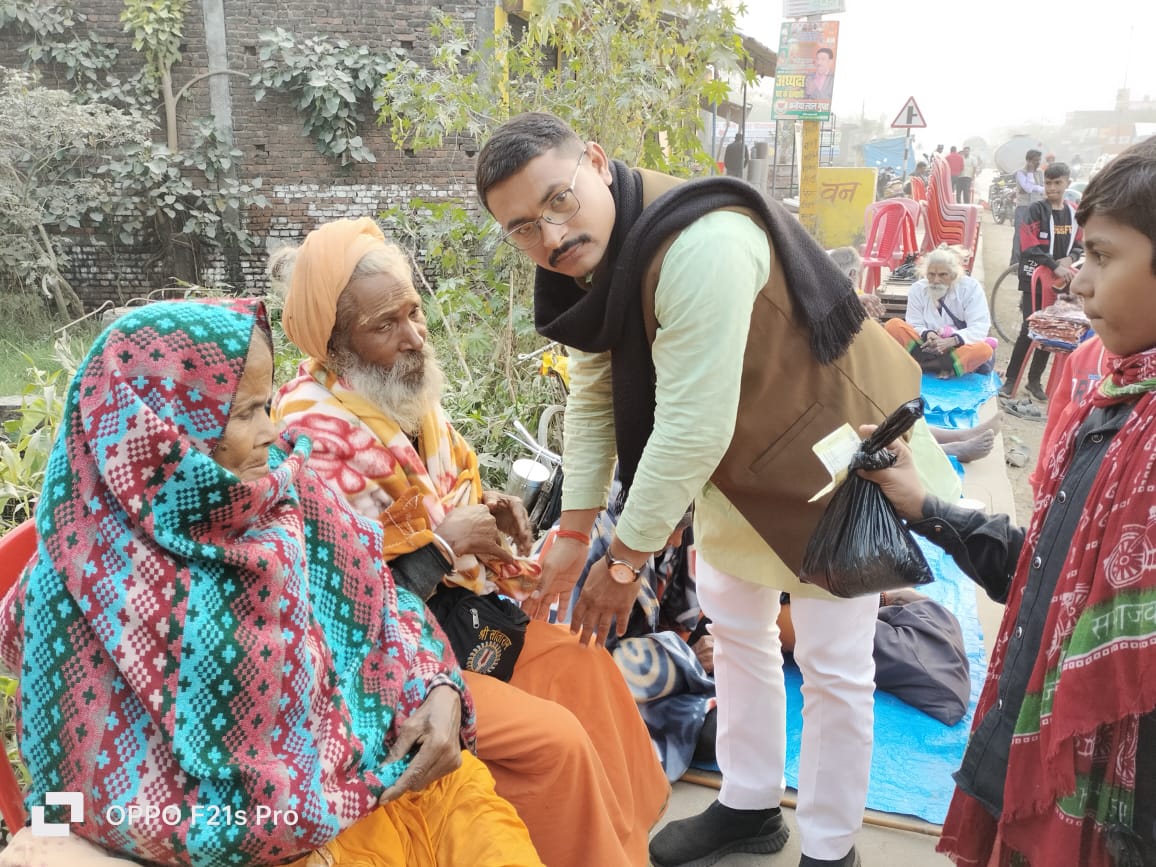 नए वर्ष पर सपा नेता बैजू यादव ने भंडारा कर साधु-संतों में बाटी कंबल
