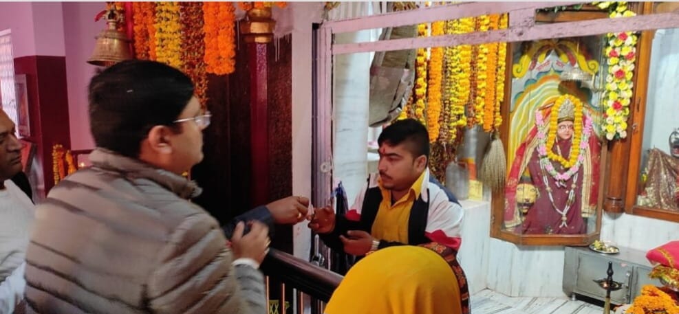 विधायक नौतनवा ऋषि त्रिपाठी ने माता बनैलिया देवी का दर्शन कर ली आशीर्वाद