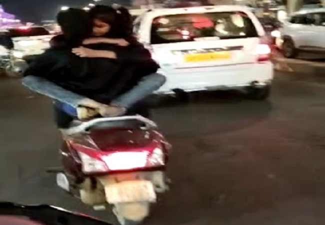 Lucknow News : शर्माइये कि आप लखनऊ में हैं, हजरतगंज में बीच सड़क चलती स्कूटी पर रोमांस का वीडियो वायरल, आरोपी गिरफ्तार