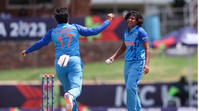 U-19 Women’s T20 World Cup Final Scores : भारत का वर्ल्ड कप पक्का…? इंग्लैंड ने 53 रन पर खोए 8 विकेट, छाईं बेटियां