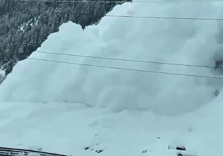 Jammu Kahmir Avalanche : सोनमर्ग में आया बर्फीला तूफ़ान, जोजिला के पास हिमस्खलन हुआ