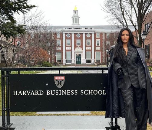 Hollywood Star Kim Kardashian : किम कर्दाशियां ने Harvard Business School में दिया लेक्चर, शेयर की तस्वीरें
