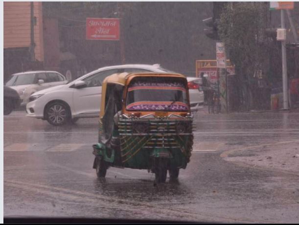 Lucknow Weather : बादलों की आवाजाही खेल के बीच रविवार शाम को लखनऊ में हुई बारिश, गिरा पारा
