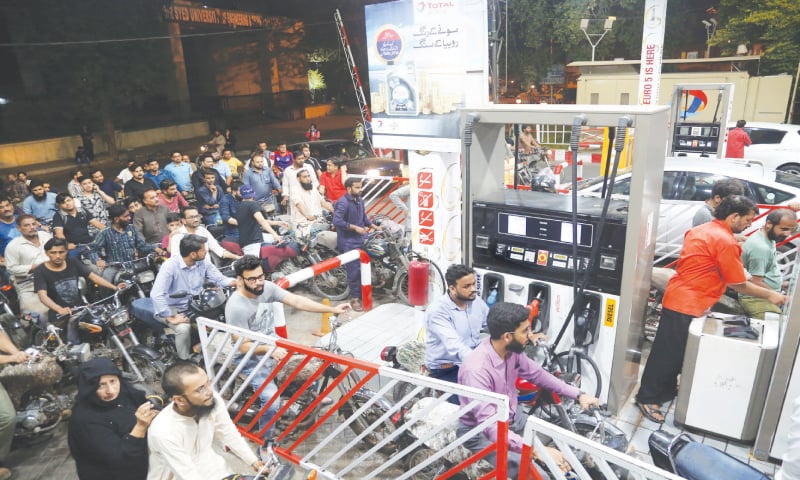 पाकिस्तान में पेट्रोल-डीजल के दाम में लगी आग, 35 रुपये प्रति लीटर का भारी इजाफा