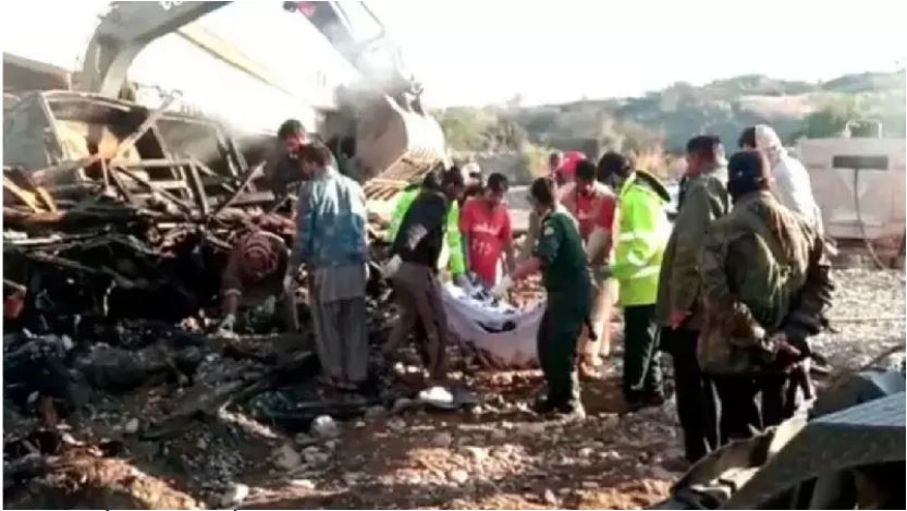Pakistan News : बलूचिस्तान में खाई में गिरी बस, 39 लोगों की मौत, बस में 48 यात्री थे सवार