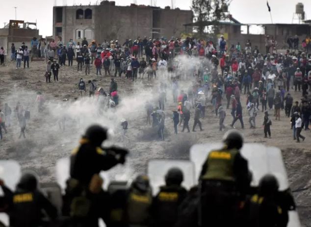 Peru protesters : पेरू में सरकार के खिलाफ प्रदर्शन, पुलिस ने किया लाठीचार्ज, 54 मारे गए