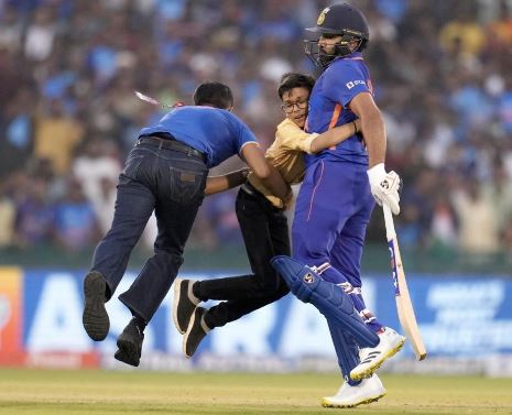 Rohit Sharma young fan : India vs New Zealand ODI के दौरान रोहित शर्मा से लिपटा युवा फैन, वीडियो हुआ वायरल