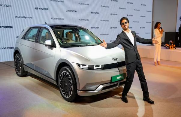 Shahrukh Khan-Auto Expo 2023 : शाहरुख खान ने लॉन्च की Hyundai Ioniq 5, जानें कीमत और features