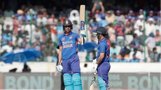 IND vs NZ 1st ODI Live : शुभमन गिल ने वनडे करियर का जड़ा तीसरा शतक, भारत का स्कोर 200 रन पार