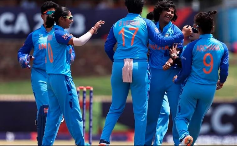 छा गईं बेटियां, वर्ल्ड कप फाइनल जीतने के लिए भारत को सिर्फ 69 रनों की जरूरत, इंग्लैंड ने टेके घुटने