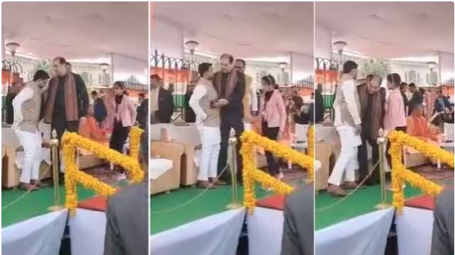 VIRAL VIDEO : गणतंत्र दिवस समारोह में पूर्व मंत्री मोहसिन रजा की बचकाना हरकत, मंत्री दानिश को धक्का देते नजर आए