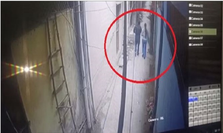 Delhi News: दोस्ती तोड़ने से नाराज युवक ने युवती को चाकू से गोंदा, CCTV में कैद हुई वारदात