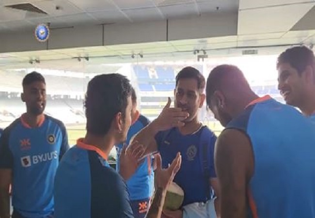India vs New Zealand: न्यूजीलैंड के खिलाफ टी20 सीरीज से पहले धोनी ने दिया जीत का मंत्र! खिलाड़ियों से मुलाकात की Video आई सामने
