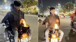 Shocking Viral Video: जलती अंगीठी लेकर बाइक पर बैठा लड़का, और फिर …