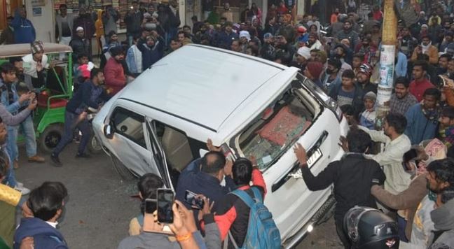 दिल्ली जैसी दर्दनाक घटना: तेज रफ्तार कार ने मारी छात्र को टक्कर, डेढ़ किमी तक घसीटा, आक्रोशित लोगों ने पलटी कार