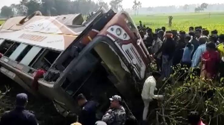 त्रिवेणी धाम लौट रही श्रद्धालुओं से भरी बस नेपाल में पलटी, दर्जनों भारतीय यात्रियों समेत 45 घायल