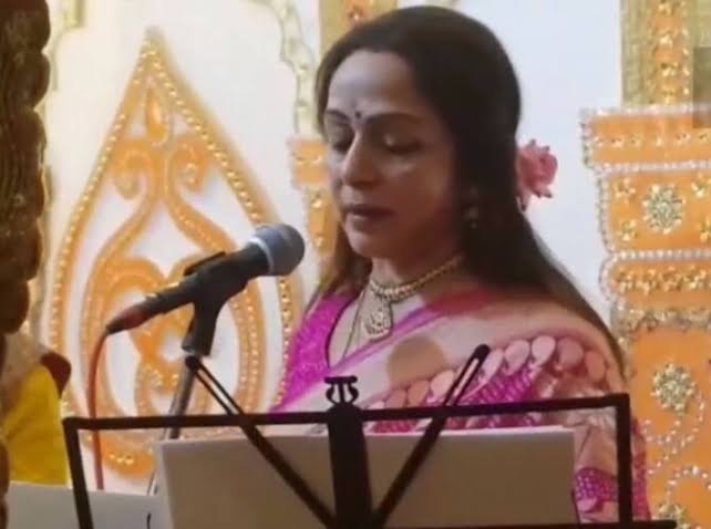 राधा रमन मंदिर दर्शन कर भक्ति में डूबी Hema Malini, भजन गाते हुए विडियो हुआ वायरल
