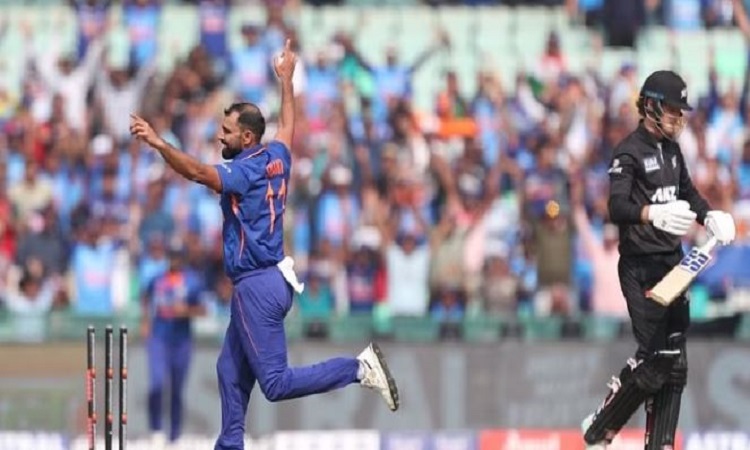 India and New Zealand: भारतीय गेंदबाजी के आगे ढेर हुए न्यूजीलैंड के बल्लेबाज, शमी और सिराज ने बरपाया कहर