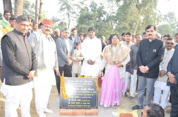 Lakhimpuri Kheri News: खीरी पहुंची राज्यमंत्री, ग्राम चौपाल में परखी योजनाओं की जमीनी हकीकत