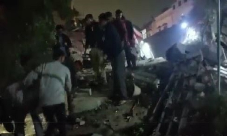 Lucknow News: हजरतगंज में बिल्डिंग गिरने से मचा हड़कंप, कई लोगों के दबे होने की सूचना