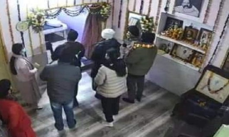 UP News: विराट कोहली पत्नी अनुष्का शर्मा के साथ पहुंचे वृंदावन, बाबा नीम करोली का किया दर्शन, तस्वीर आई सामने