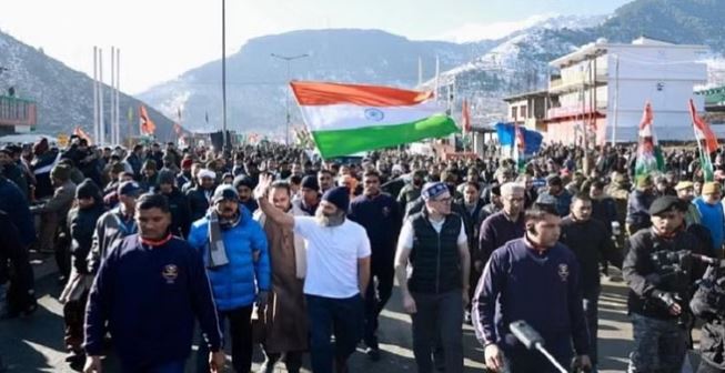 Jammu and Kashmir: बनिहाल में रुकी भारत जोड़ो यात्रा, राहुल गांधी बोले-सुरक्षा वजहों से यात्रा रोकी