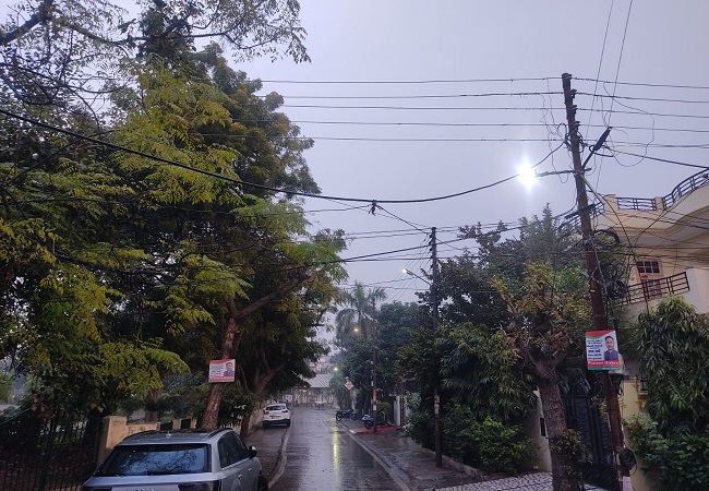 Lucknow Weather Alerts: ठंड के बीच लखनऊ में शुरू हुई बारिश, बूंदाबांदी से तापमान में आई गिरावट