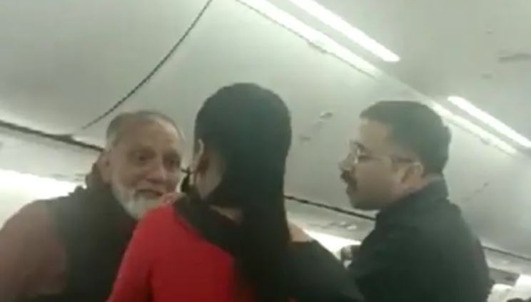 Spicejet Flight : स्पाइसजेट की उड़ान में केबिन क्रू से बदसलूकी , वीडियो सामने आने के बाद शख्स गिरफ्तार
