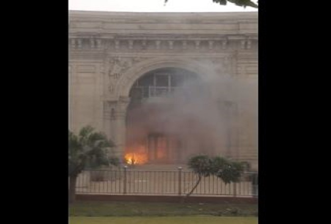 Lucknow News: विधानसभा गेट नंबर 3 के अंदर कार्यालय गेट पर लगी आग
