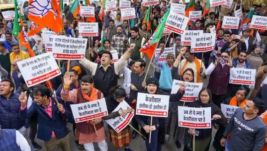 Delhi BJP Protest: दिल्ली भाजपा ने किया AAP कार्यालय के बाहर जोरदार प्रदर्शन, CM केजरीवाल मांगा इस्तीफा