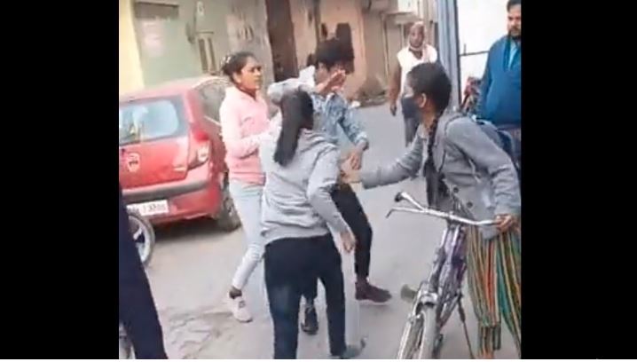 UP News : छेड़खानी से भड़की छात्राओं ने शोहदे की लात-घूंसे की पिटाई, देखें video viral
