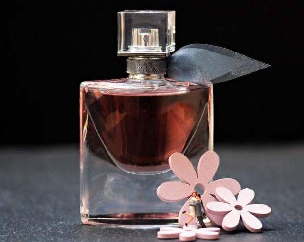 Makar Rashi Perfume : मकर राशि के जातकों को ये इत्र लगाना शुभ होता है, सुगंध व्यक्तित्व को दर्शाती है