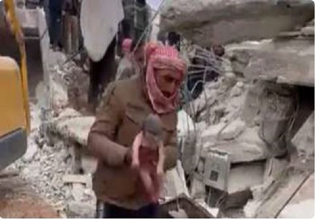 Turkey-Syria Earthquake : मलबे में दबी मां ने मरने से पहले बच्चे को दिया जन्म, देखें Emotional VIDEO