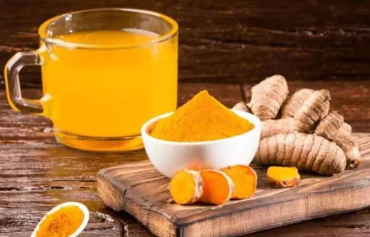 Health Tips : हल्दी जीवन में भर देगी सुनहरे पल, पियें ये पीला पानी