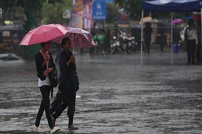 UP Weather Alert : लखनऊ समेत इन शहरों में बार‍िश से लुढ़का पारा, अगले तीन द‍िनों तक इन ज‍िलों में झमाझम बार‍िश का अलर्ट