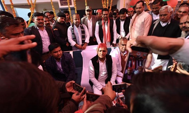 UP News: भाजपा सरकार पर अखिलेश यादव ने साधा निशाना, कहा-महंगाई चरम सीमा पर है, अर्थव्यवस्था को खोखला कर दिया