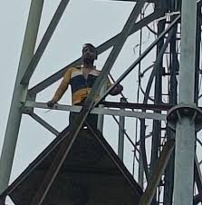 महराजगंज:खेत में हिस्से की मांग को लेकर मोबाइल टॉवर पर चढ़ा युवक,अफरा-तफरी